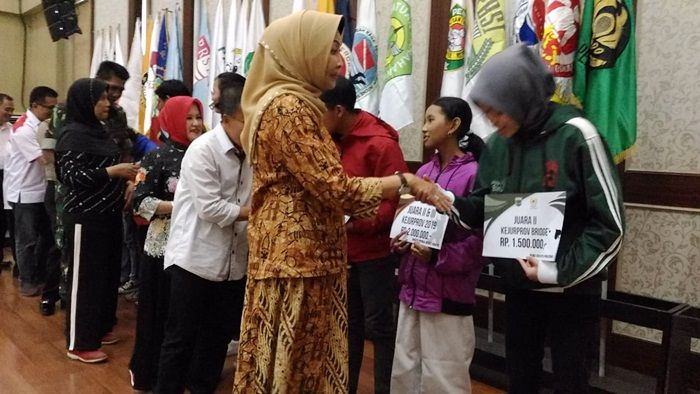 Wali Kota Batu Serahkan Bonus kepada 140 Atlet Berprestasi Wali Kota Batu Serahkan Bonus kepada 140 Atlet Berprestasi