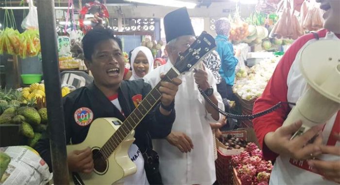 Relawan Jokowi Blusukan di Pasar Wonokromo