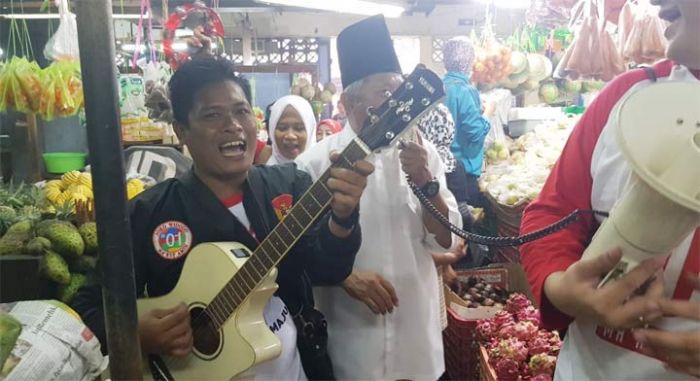 Relawan Jokowi Blusukan di Pasar Wonokromo Relawan Jokowi Blusukan di Pasar Wonokromo
