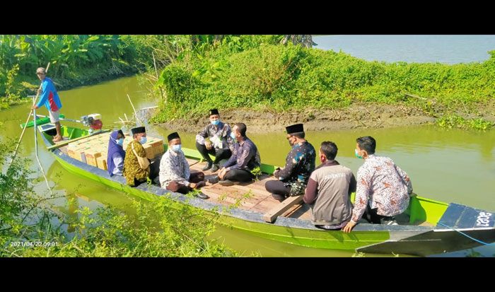 ​Susuri Rawa, Kakankemenag Tuban Salurkan Sembako ke Sekolah Terpencil Pakai Sampan