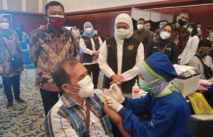 Kejar Target Herd Immunity, Gubernur Jatim Dukung Institusi Bantu Percepatan Vaksinasi Kejar Target Herd Immunity, Gubernur Jatim Dukung Institusi Bantu Percepatan Vaksinasi