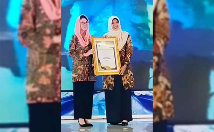 Ning Hana Terima Penghargaan Forikan Award Ning Hana Terima Penghargaan Forikan Award
