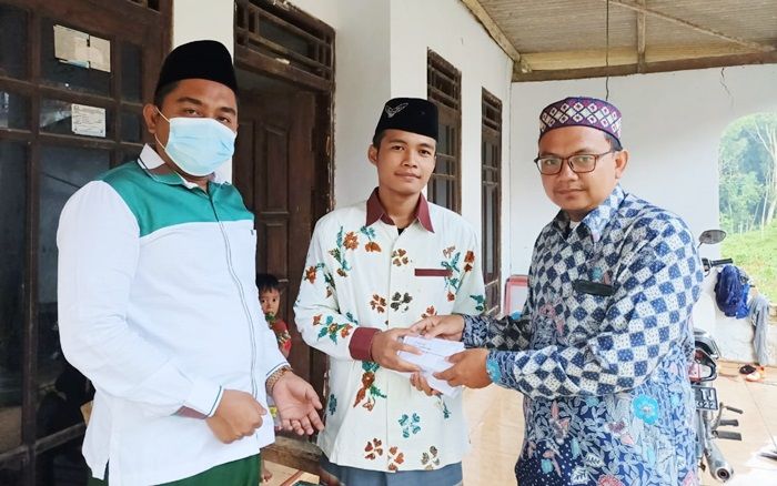 Peradaban, RDKC, dan AMK Pamekasan Berikan Santunan ke Penderita Kanker Pembuluh Darah