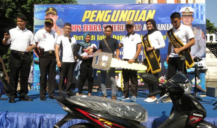 Kapolresta Sidoarjo Serahkan Hadiah Motor ke Pengendara Tertib Lalu Lintas