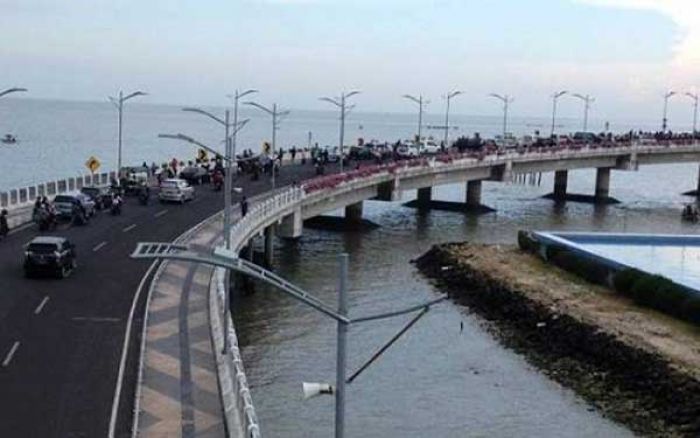 Jembatan THP Kenjeran Ramai Dikunjungi Wisatawan