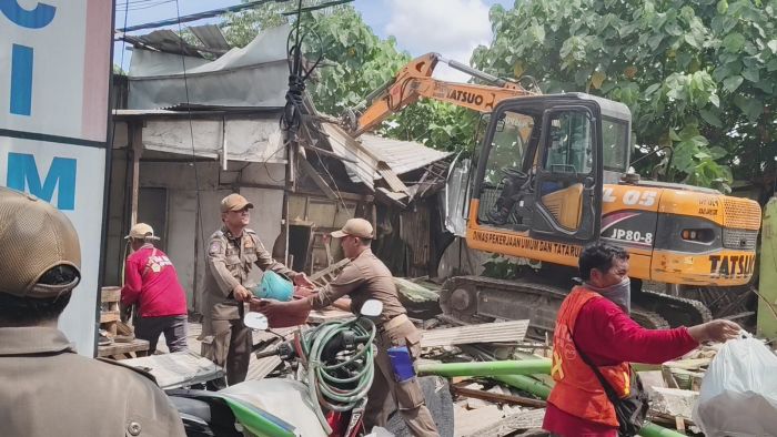 Cegah Banjir, Satpol PP Gresik Tertibkan 43 Bangunan Liar di Sempadan Saluran Driyorejo