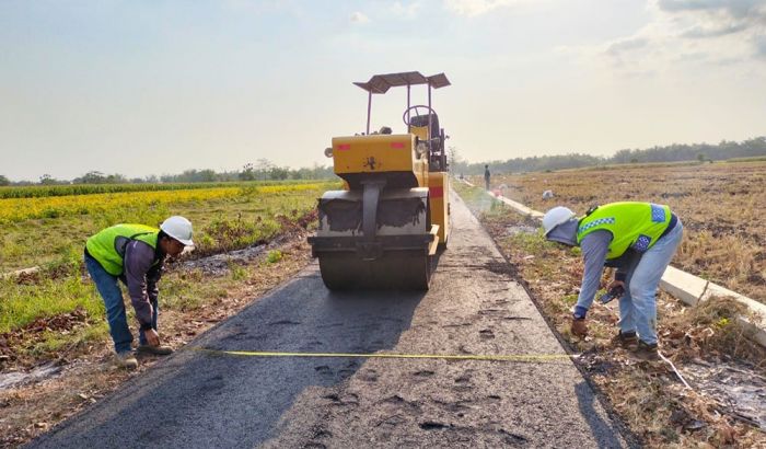 Dongkrak Perekonomian, Dinas Perkim Jombang Perbaiki Jalan Penghubung Antardesa Dongkrak Perekonomian, Dinas Perkim Jombang Perbaiki Jalan Penghubung Antardesa