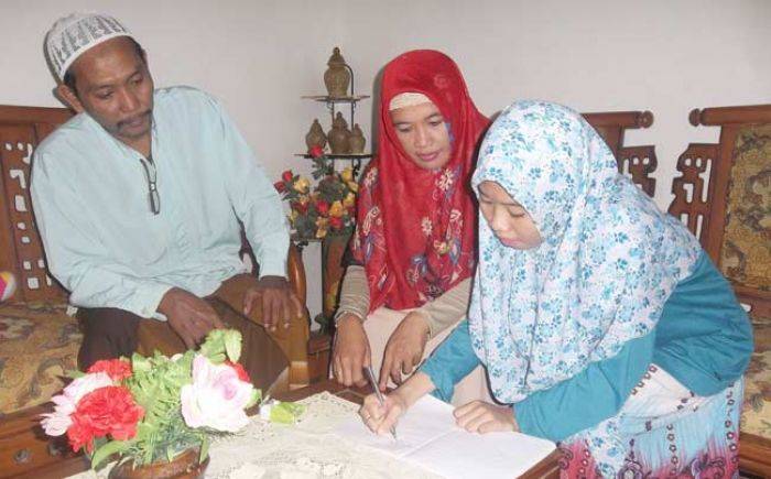 Mengharukan, Perjuangan Orangtua Demi Pendidikan Anaknya yang Terbelakang Mental Mengharukan, Perjuangan Orangtua Demi Pendidikan Anaknya yang Terbelakang Mental