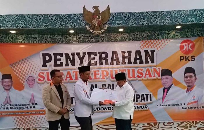PKS Situbondo Serahkan SK ke Pasangan Karunia PKS Situbondo Serahkan SK ke Pasangan Karunia