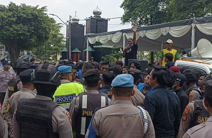 Tuntut Janji Bupati dan Wakilnya, Demo Mahasiswa Cipayung di Jombang Ricuh