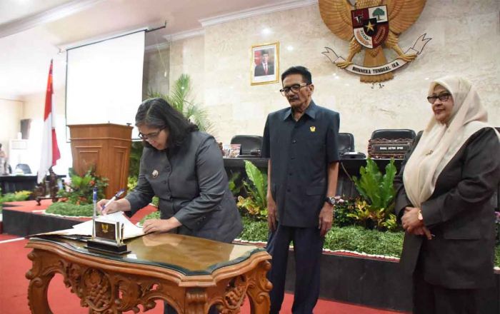 Pj Wali Kota Kediri dan Dewan Teken Persetujuan Bersama 2 Raperda Pj Wali Kota Kediri dan Dewan Teken Persetujuan Bersama 2 Raperda