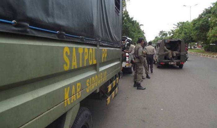 Antisipasi Pasar Kaget, Satpol PP Sidoarjo Siaga di Taman Pinang Antisipasi Pasar Kaget, Satpol PP Sidoarjo Siaga di Taman Pinang