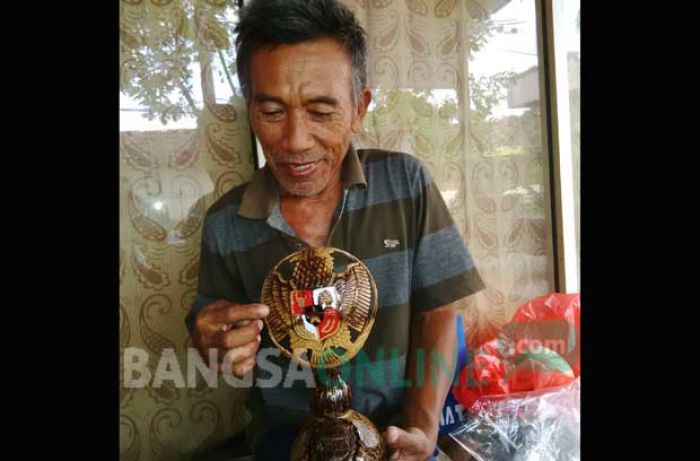 Pengalaman Pahit Pemahat Batok Kelapa di Pacitan, Masuk Penjara Gara-gara Salah Ukir Lambang Negara Pengalaman Pahit Pemahat Batok Kelapa di Pacitan, Masuk Penjara Gara-gara Salah Ukir Lambang Negara