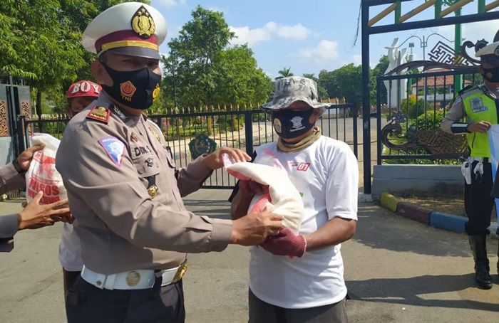 Peringati HUT Lalu Lintas ke-65, Polres Pamekasan Bagikan Masker dan Sembako Peringati HUT Lalu Lintas ke-65, Polres Pamekasan Bagikan Masker dan Sembako