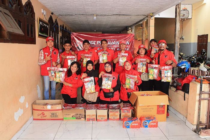 PAC PDIP Tambaksari Surabaya Bagikan Sembako ke Warga di Kawasan Gading