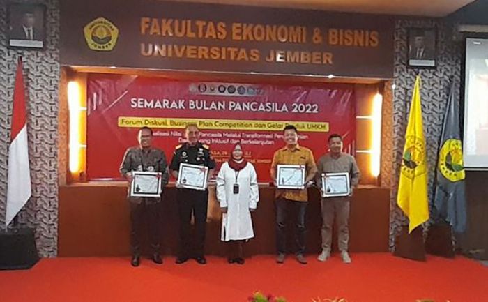 FEB Unej Undang Kepala Kanwil Bea Cukai Jatim Paparkan Urgensi Ekspor Impor UMKM FEB Unej Undang Kepala Kanwil Bea Cukai Jatim Paparkan Urgensi Ekspor Impor UMKM