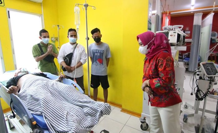 Wali Kota Mojokerto Jenguk Pasien Korban Laka Bus Tol Sumo di Rumah Sakit Wali Kota Mojokerto Jenguk Pasien Korban Laka Bus Tol Sumo di Rumah Sakit
