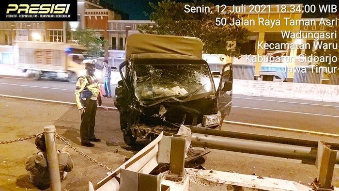 Oleng, Mobil Pikap Hantam Pembatas Jalan di Ruas Tol Waru-Sidoarjo, Sopir dan Penumpang Selamat