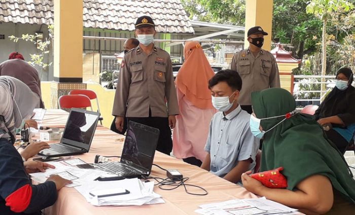 Pastikan Situasi Kamtibmas Aman, Polsek Krembung Turut Sukseskan Jalannya Vaksinasi Covid-19