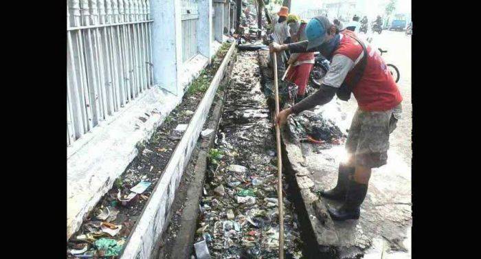 Hadapi Puncak Hujan, DKP Surabaya Patroli Saluran Air
