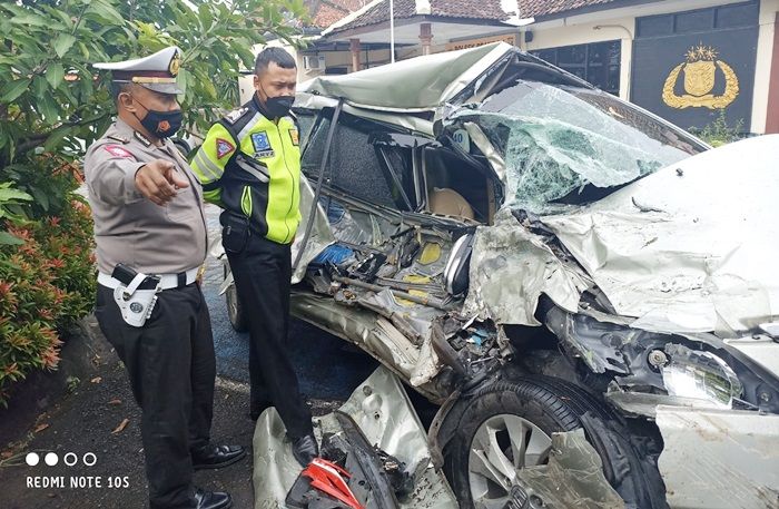 Ban Selip, Truk Tronton Hajar Innova dan 2 Motor di Sidoarjo, 8 Orang Luka-Luka Ban Selip, Truk Tronton Hajar Innova dan 2 Motor di Sidoarjo, 8 Orang Luka-Luka