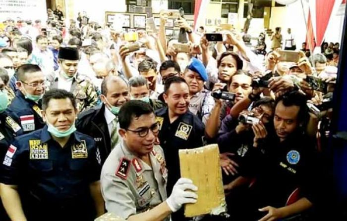 Polda Jatim Musnahkan Barang Bukti Narkotika Senilai Rp 71 Miliar Polda Jatim Musnahkan Barang Bukti Narkotika Senilai Rp 71 Miliar