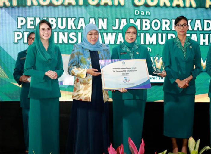 Raih Peringkat ke-2 Penyusunan Laporan Tahunan, TP PKK Terima Penghargaan dari Gubernur Khofifah Raih Peringkat ke-2 Penyusunan Laporan Tahunan, TP PKK Terima Penghargaan dari Gubernur Khofifah