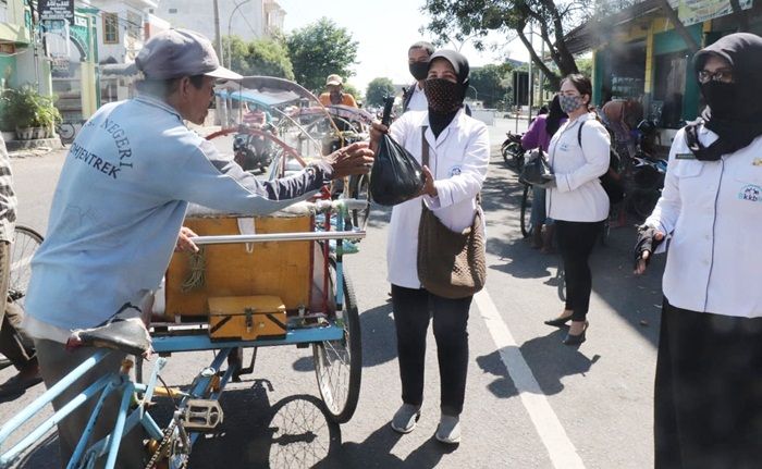 Peduli Warga Terdampak Corona, IPeKB Indonesia Cabang Kota Pasuruan Bagikan Sembako 