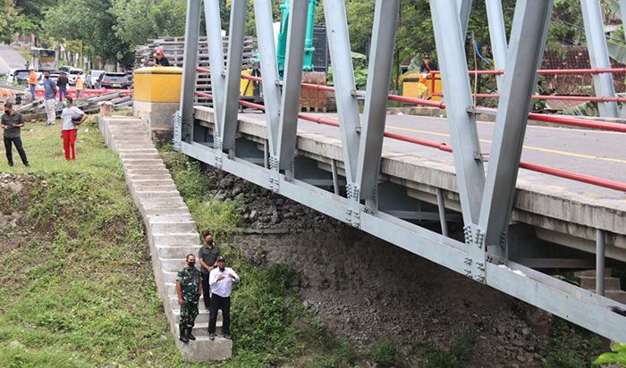 Dandim Ngawi Tinjau Langsung Jembatan Ngantru yang Putus Ditabrak Truk Dandim Ngawi Tinjau Langsung Jembatan Ngantru yang Putus Ditabrak Truk