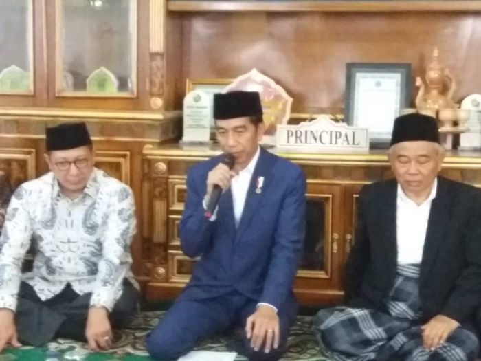 Kiai Asep Tolak Bantuan Presiden Jokowi Bangun Asrama Santri, Kenapa? Kiai Asep Tolak Bantuan Presiden Jokowi Bangun Asrama Santri, Kenapa?