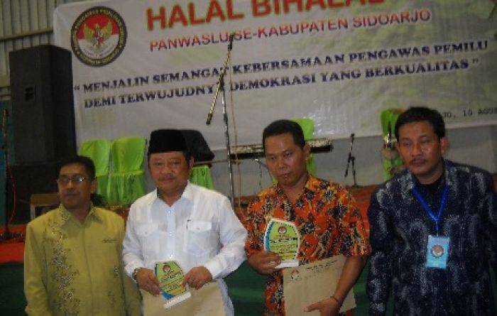 Pilpres Damai, Panwaslu Sidoarjo Beri Penghargaan ke Mitra Kerja