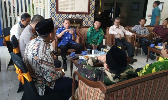 Sikapi Surat Tantangan Debat Tahlil, NU - Muhammadiyah Jember Tabayyun ke Mapolres Sikapi Surat Tantangan Debat Tahlil, NU - Muhammadiyah Jember Tabayyun ke Mapolres