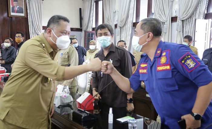 Suasana Haru Selimuti Balai Kota, Wali Kota Whisnu Pamit: Jajaran Forkopimda Surabaya Luar Biasa Suasana Haru Selimuti Balai Kota, Wali Kota Whisnu Pamit: Jajaran Forkopimda Surabaya Luar Biasa