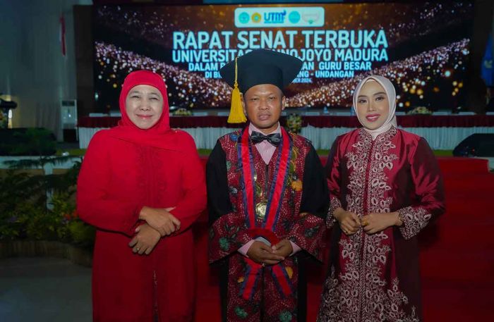Hadiri Pengukuhan Rektor UTM Sebagai Guru Besar, Khofifah Ucapkan Selamat dan Sampaikan Apresiasinya Hadiri Pengukuhan Rektor UTM Sebagai Guru Besar, Khofifah Ucapkan Selamat dan Sampaikan Apresiasinya