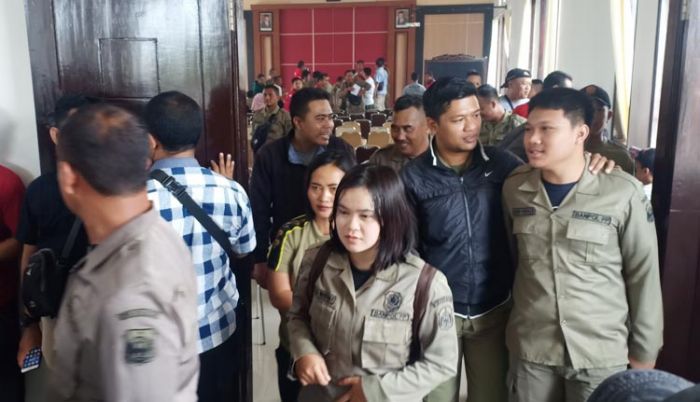 Tuntut Kejelasan Potongan Gaji, Ratusan Banpol Datangi Markas Satpol PP Kota Blitar Tuntut Kejelasan Potongan Gaji, Ratusan Banpol Datangi Markas Satpol PP Kota Blitar