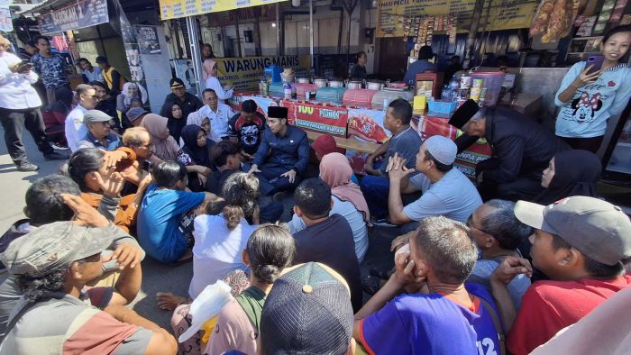 Bupati dan Wabup Tuban Rembuk dengan Pedagang di Pantai Boom, Ajak Buat Jadwal Berdagang Bupati dan Wabup Tuban Rembuk dengan Pedagang di Pantai Boom, Ajak Buat Jadwal Berdagang