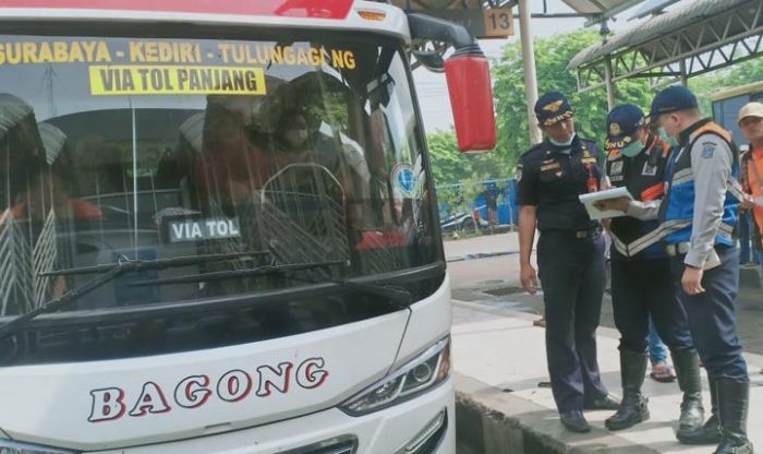 Razia Jelang Libur Nataru, Petugas Dishub Keluarkan Paksa 6 Unit Bis dari Terminal Purabaya Razia Jelang Libur Nataru, Petugas Dishub Keluarkan Paksa 6 Unit Bis dari Terminal Purabaya