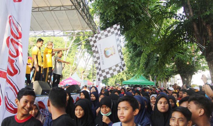 Kapolres Gresik Jalan Sehat dengan Ribuan Warga Kapolres Gresik Jalan Sehat dengan Ribuan Warga