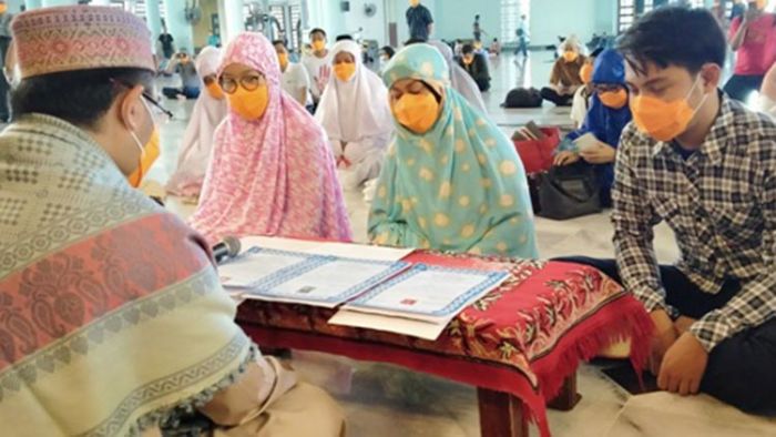 ​Pakai Masker Hindari Covid-19, Tiga Anak Muda Bersyahadat di Masjid Al-Akbar Surabaya