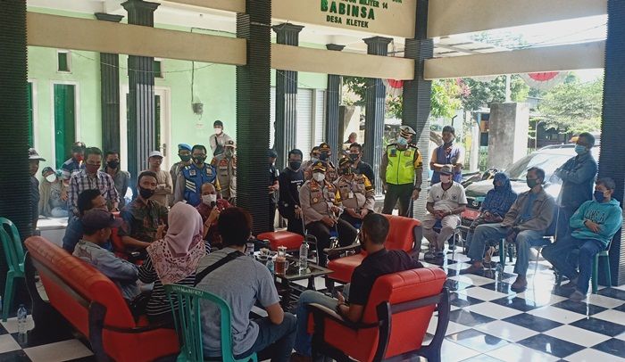 Terganggu Bau Busuk dan Limbah, Puluhan Warga Kletek Tuntut Bongkar Pabrik Pengolahan Bulu Ayam Terganggu Bau Busuk dan Limbah, Puluhan Warga Kletek Tuntut Bongkar Pabrik Pengolahan Bulu Ayam