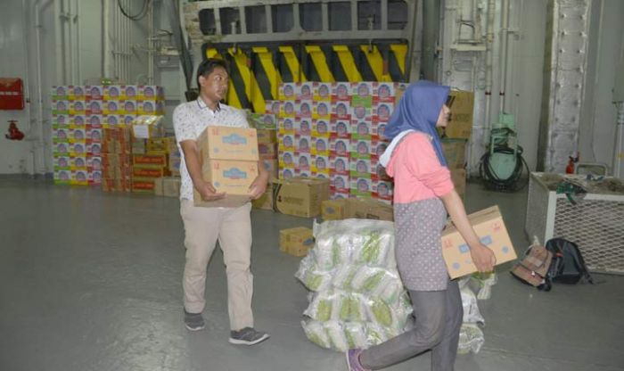 KRI dr. Soeharso-990 Laksanakan Embarkasi Bahan Logistik untuk Masyarakat Papua KRI dr. Soeharso-990 Laksanakan Embarkasi Bahan Logistik untuk Masyarakat Papua