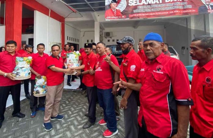 DPC PDIP Kabupaten Kediri Bagikan Bingkisan ke Pengurus PAC dan Ranting