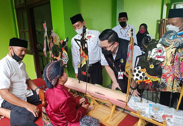 Mas Dhito Tinjau Vaksinasi Covid-19 untuk Anak Usia 6-11 Tahun di MIN 2 Doko Kediri Mas Dhito Tinjau Vaksinasi Covid-19 untuk Anak Usia 6-11 Tahun di MIN 2 Doko Kediri