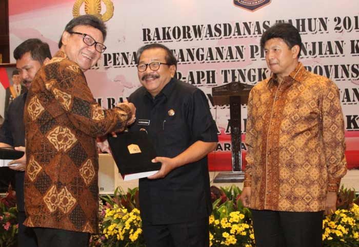 Mendagri Berikan Penghargaan Astha Brata Utama Pamong Praja kepada Pakde Karwo