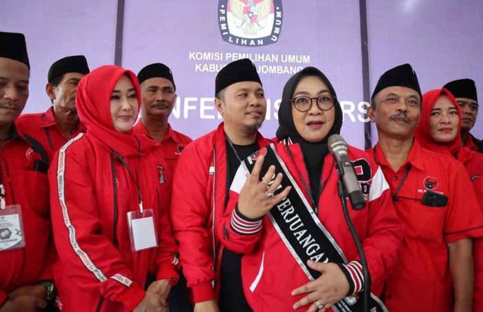 Daftar ke KPU, Bacaleg PDIP Jombang Dikawal Gatotkaca Daftar ke KPU, Bacaleg PDIP Jombang Dikawal Gatotkaca