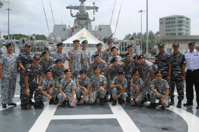 Siswa Sekolah Indonesia - Singapura Adakan Onboard di Kapal Perang TNI AL Siswa Sekolah Indonesia - Singapura Adakan Onboard di Kapal Perang TNI AL