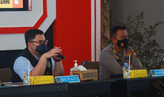 Bupati Kediri Targetkan Vaksinasi Dosis Pertama untuk Anak Capai 100 Persen dalam Dua Minggu Bupati Kediri Targetkan Vaksinasi Dosis Pertama untuk Anak Capai 100 Persen dalam Dua Minggu