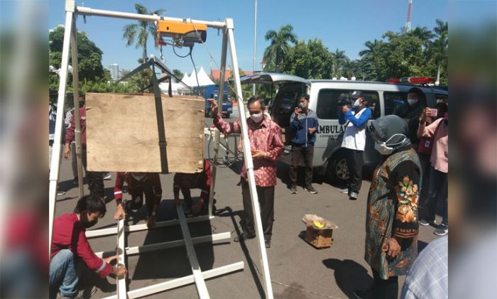 Risma Terima 3 Alat Canggih Bantuan IT Telkom Surabaya, Ada Crane untuk Makamkan Jenazah Covid-19 Risma Terima 3 Alat Canggih Bantuan IT Telkom Surabaya, Ada Crane untuk Makamkan Jenazah Covid-19