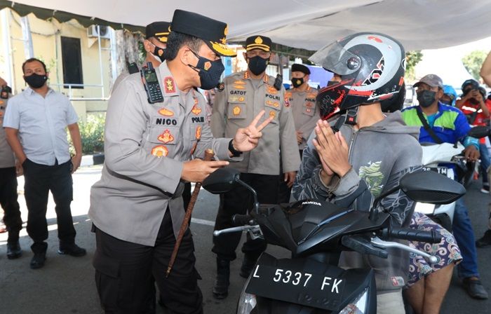 Kapolda Jatim Cek Vaksinasi Drive Thru di Polres Pelabuhan Tanjung Perak Kapolda Jatim Cek Vaksinasi Drive Thru di Polres Pelabuhan Tanjung Perak