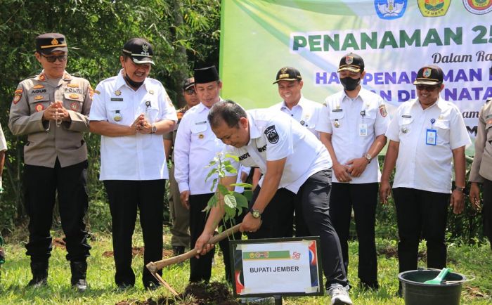 Bupati Jember Apresiasi Unej Tanam 25 Ribu Bibit Pohon: Dapat Kurangi Risiko Bencana Bupati Jember Apresiasi Unej Tanam 25 Ribu Bibit Pohon: Dapat Kurangi Risiko Bencana